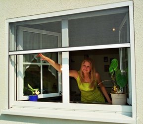 eine Frau blickt aus dem Fenster